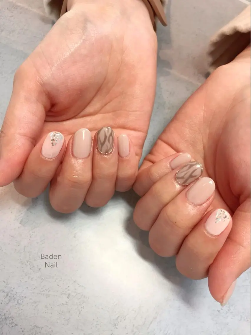 ネイル アニマル柄 ホログラムネイル ハンドネイル ハンドケア Baden Nail ﾊﾞ-ﾃﾞﾝ ﾈｲﾙのネイルデザイン