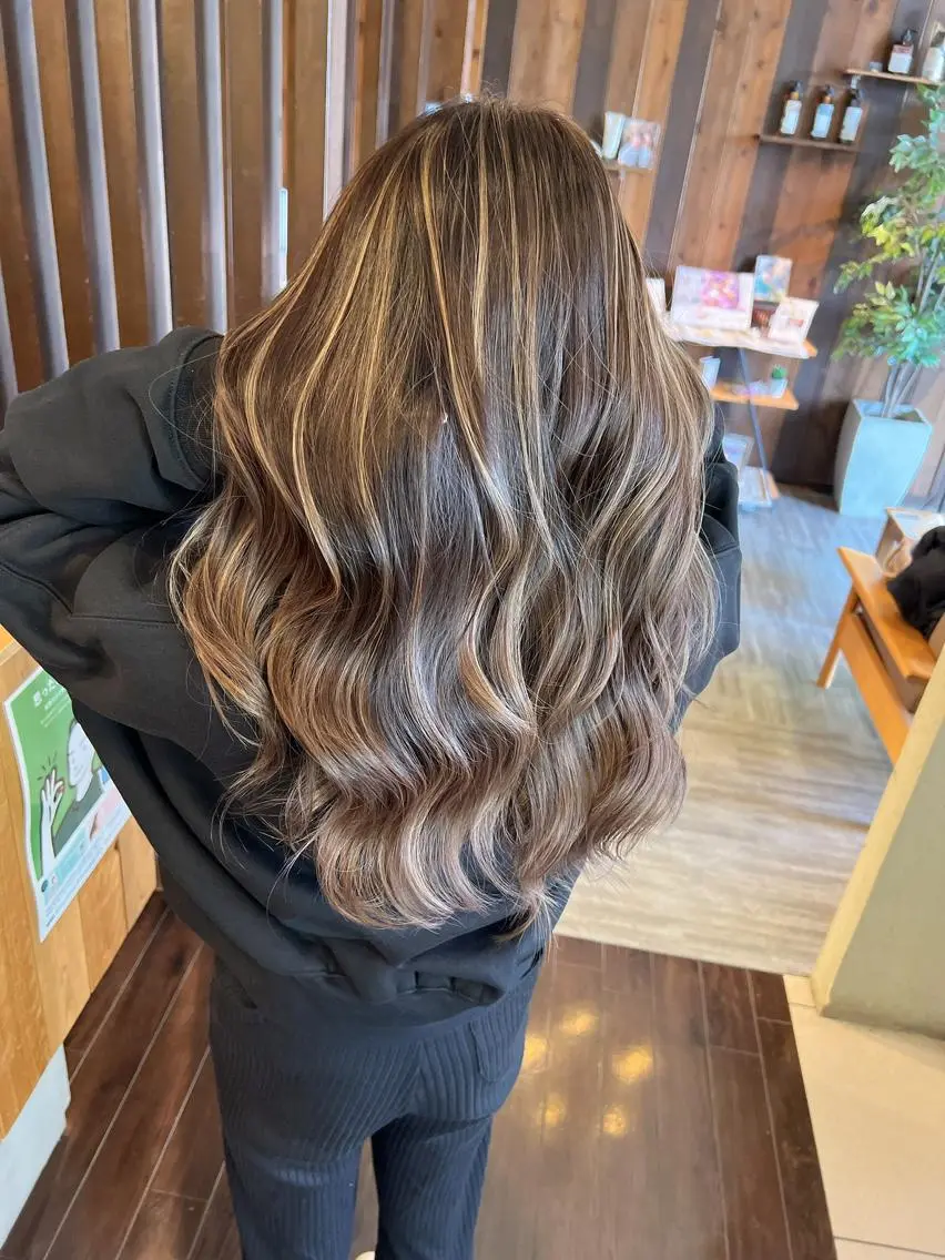 ロング ハイライト ヘアカラー トリートメント 具志 正太のヘアスタイル