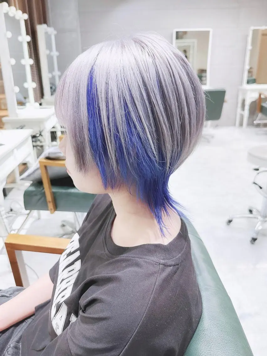 ショート ヘアアレンジ カラー ブルーカラー デザインカラー インナーカラー シルバー ホワイトシルバー Days 透明感カラーのヘアスタイル
