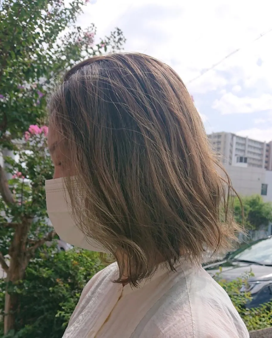 ミディアム ハイライト レイヤーカット カットパーマモデル 山中 遥のヘアスタイル