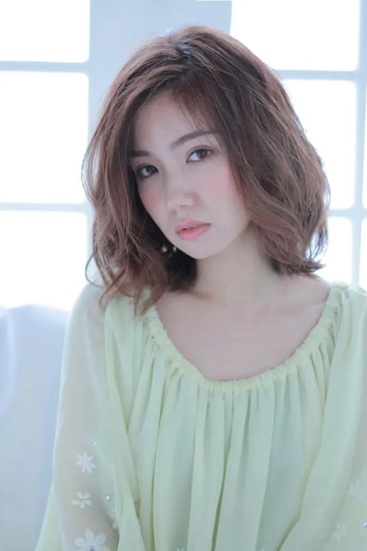 ショート レイヤーカット✖️ 柔らかベージュカラーのヘアスタイル