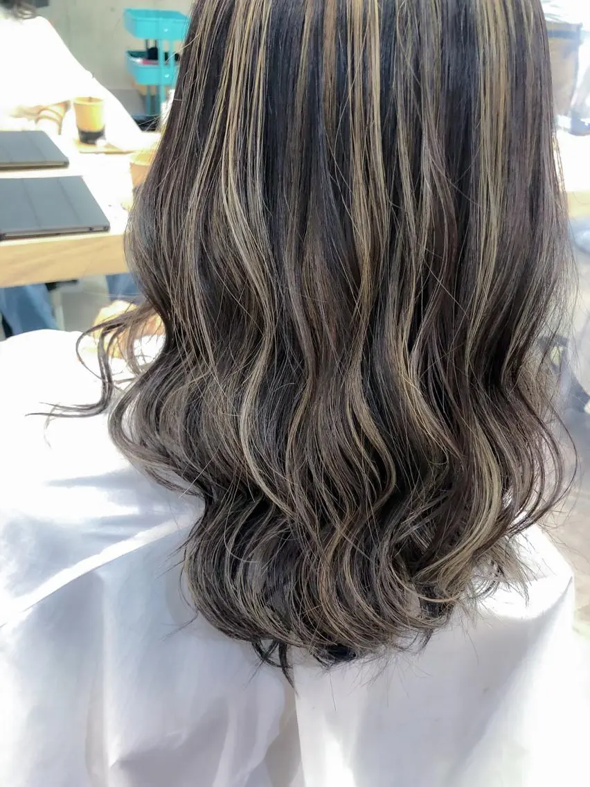 セミロング カラー ヘアアレンジ ブリーチ ハイライトカラー ハイライト rii-🩰 トレンドメイクのヘアスタイル