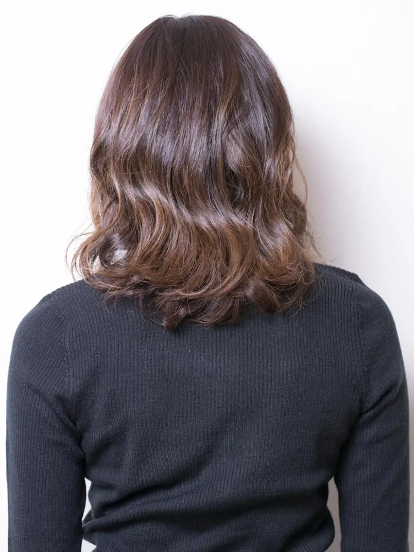 ミディアム 金澤 愛のヘアスタイル