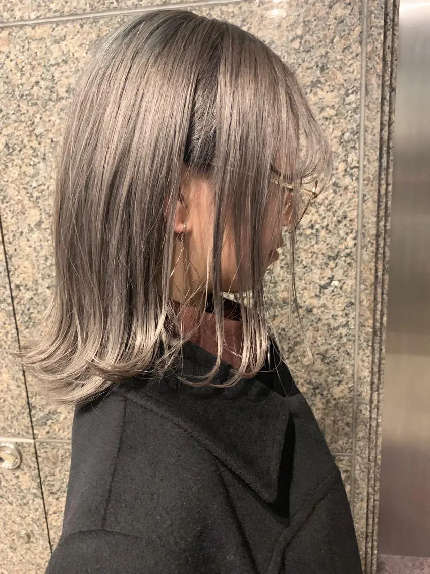 ミディアム カラー ヘアアレンジ アッシュ ハイトーンカラー ミルクティーアッシュ 外国人風カラー ヘアカラー ブリーチ＆カラーが 得意☀️望月宣雄☀️のヘアスタイル