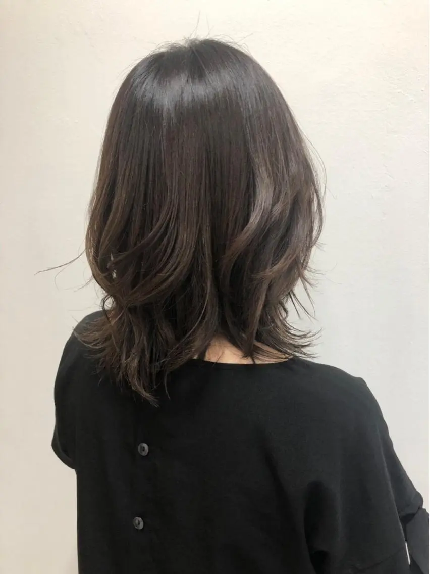 ミディアム カラー 黒田 優衣のヘアスタイル