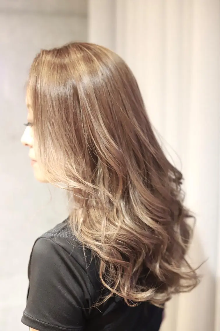 ロング カラー アッシュ バレイヤージュ ベージュカラー レイヤーカット アドミラルYoshi oのヘアスタイル