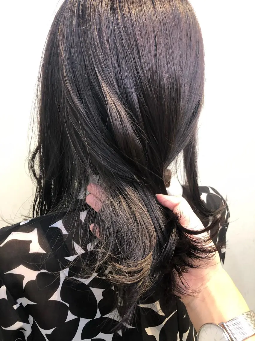 ミディアム カラー 透明感カラー グレージュ インナーカラー ミルクティーグレージュ 綿貫 美香のヘアスタイル