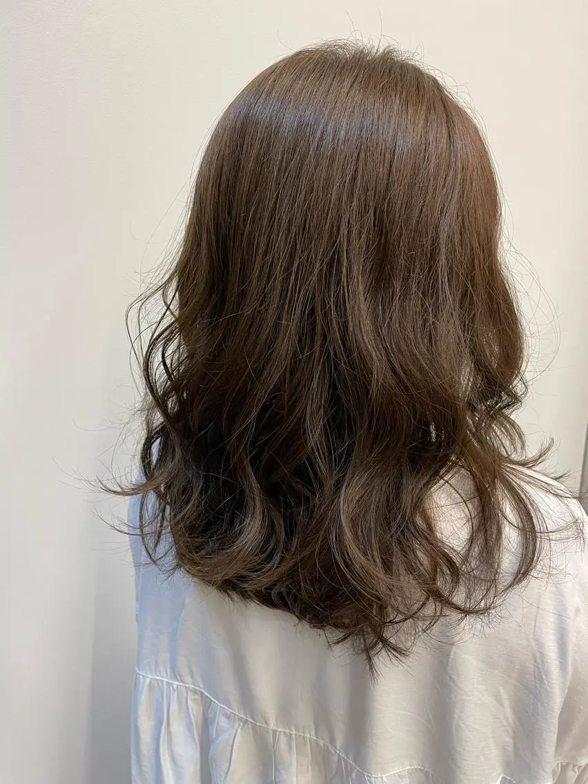 セミロング カラー 岸田莉奈/ ゆるふわ/ナチュラルのヘアスタイル