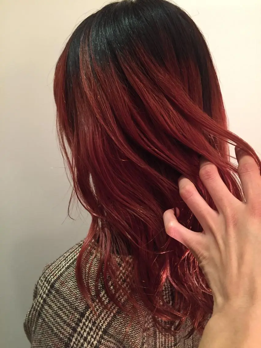 セミロング カラー グラデーションカラー レッドカラー 原宿サロン代表 デザインカラー伊藤卓のヘアスタイル