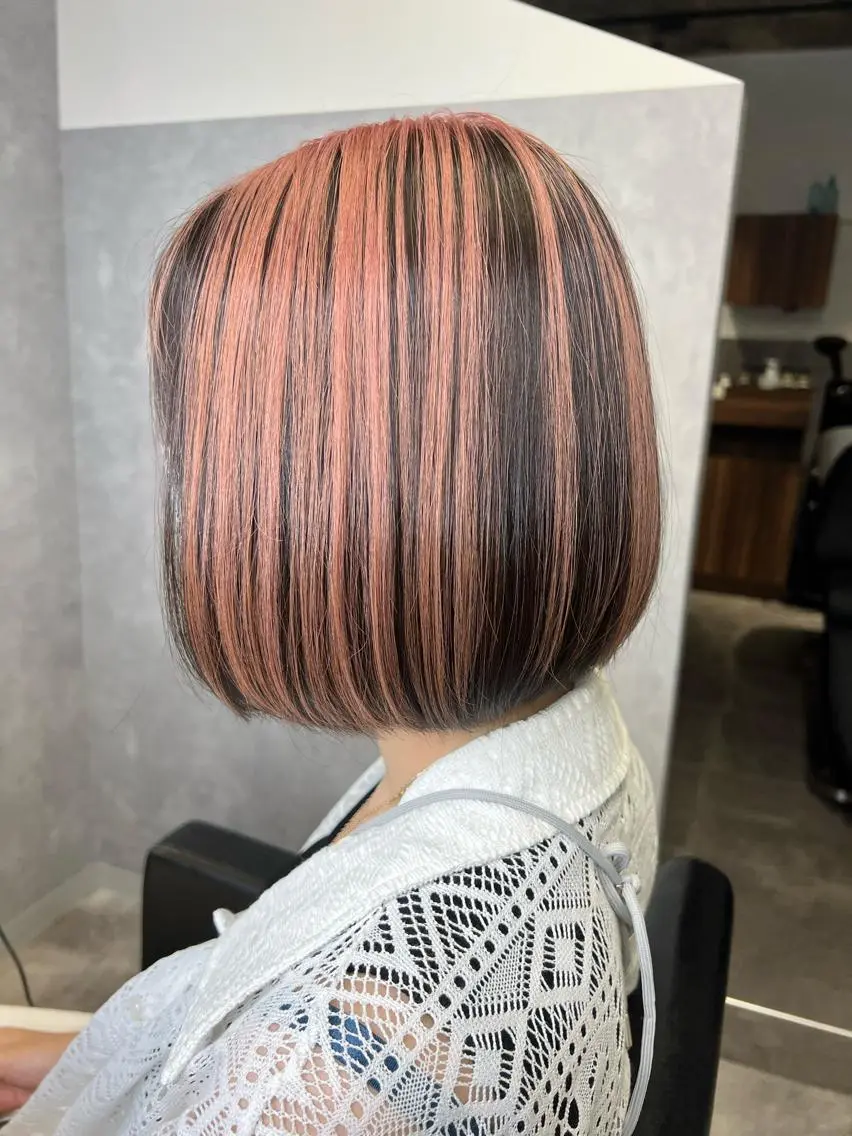 ミディアム カラー ヘアアレンジ ベージュカラー ブリーチ ダブルカラー ミルクティーベージュ ヨシンモリ hiiko顔まわり カットのヘアスタイル