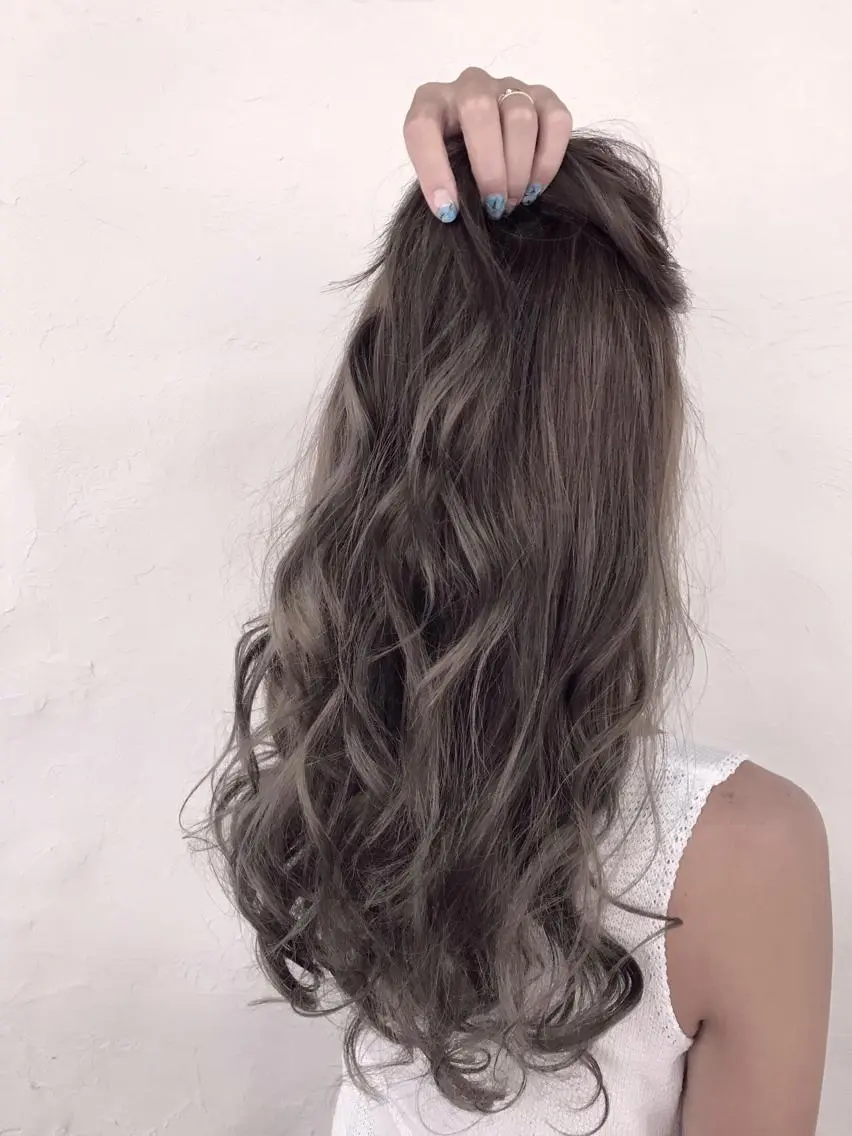 ロング カラー グレージュ 伊藤 優希のヘアスタイル