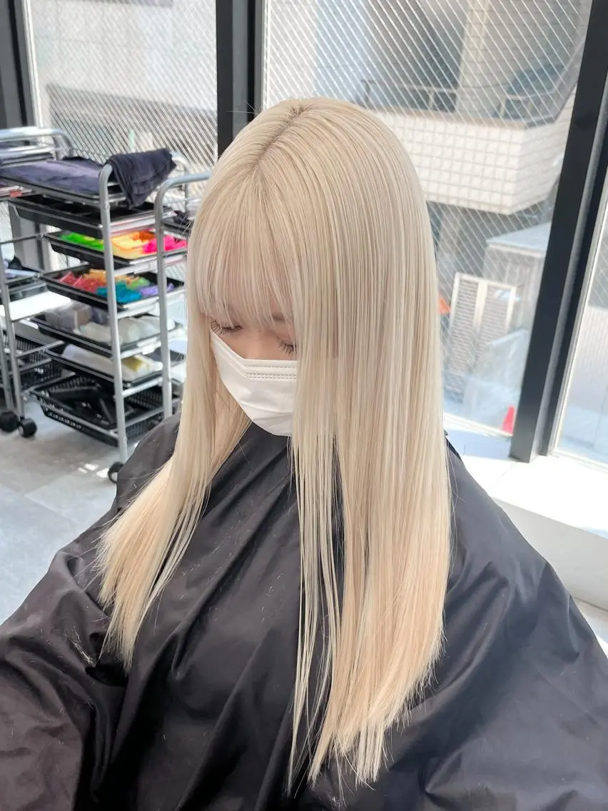 セミロング カラー イツク ⚡️ ルーツ/ハイトーンのヘアスタイル