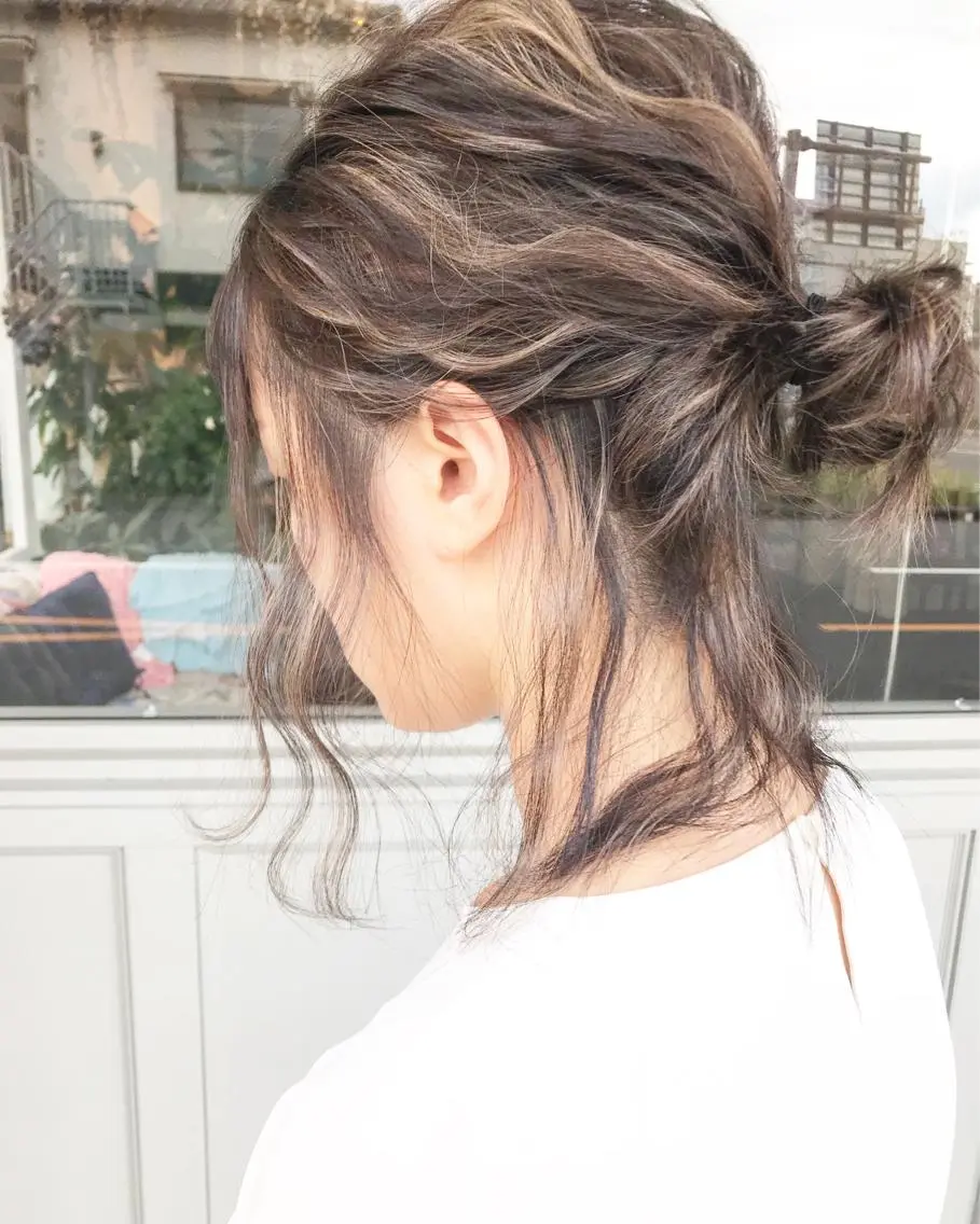 ミディアム カラー ヘアアレンジ お団子ヘア 切りっぱなしボブ バレイヤージュ ブリーチ グラデーションカラー Mariana/ 鶴原-ハイライトのヘアスタイル