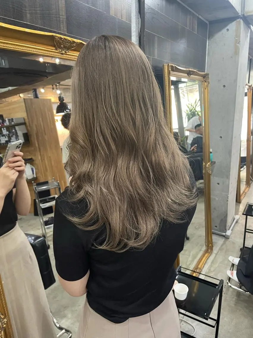 ミディアム カラー ベージュカラー ミルクティーベージュ レイヤーカット 西村あきやのヘアスタイル