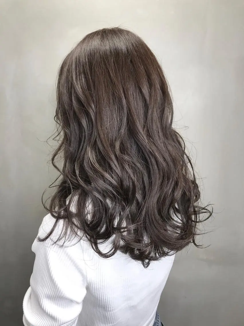 セミロング カラー グレージュ 【透明感、艶髪】西村 有司のヘアスタイル
