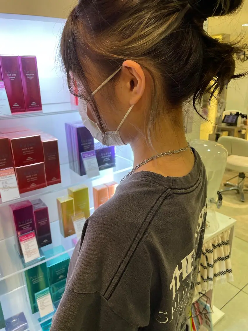 セミロング カラー イヤリングカラー ヘアカラー トリートメント 松佐 ゆかりのヘアスタイル