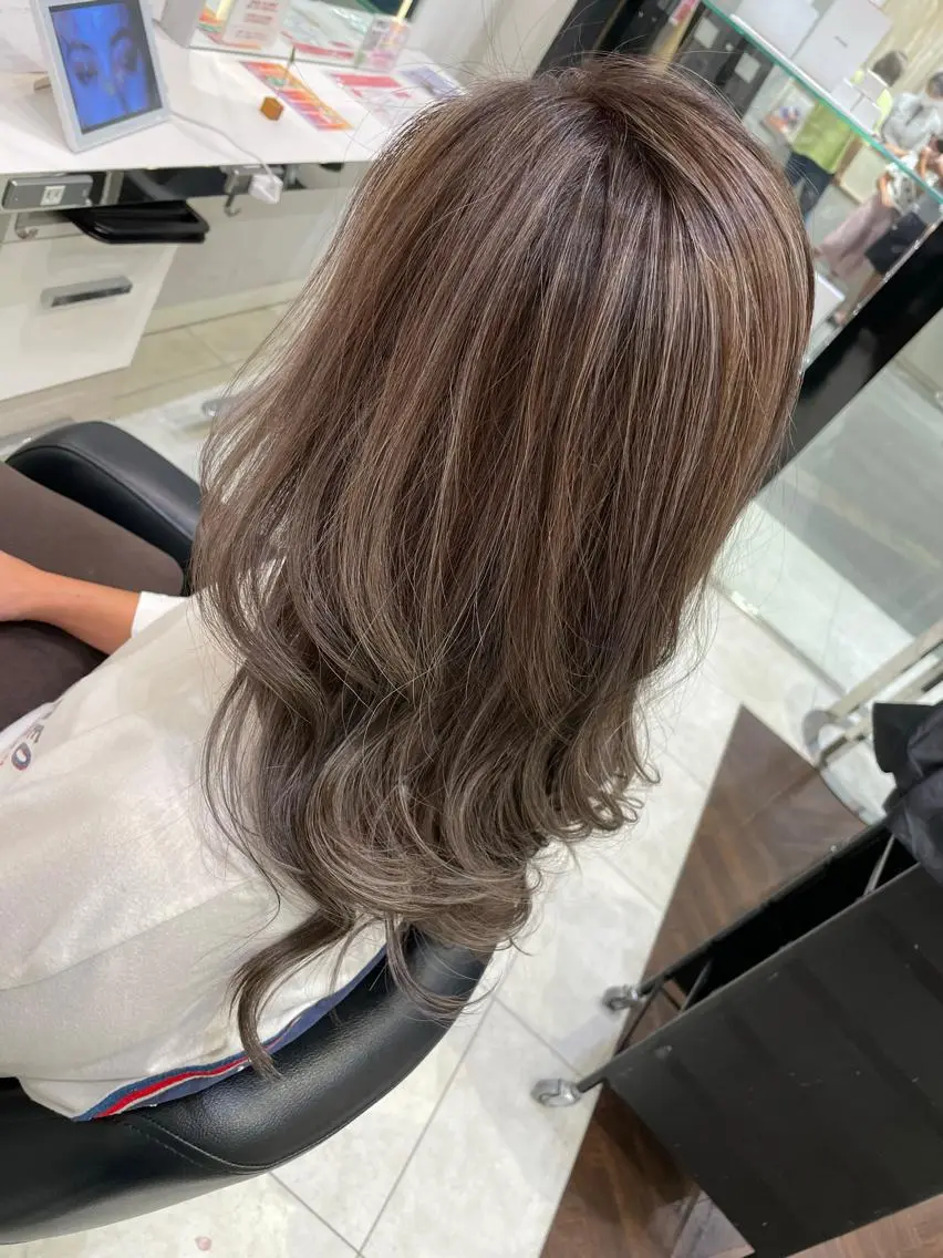 ロング ハイライト 岸 保奈美のヘアスタイル