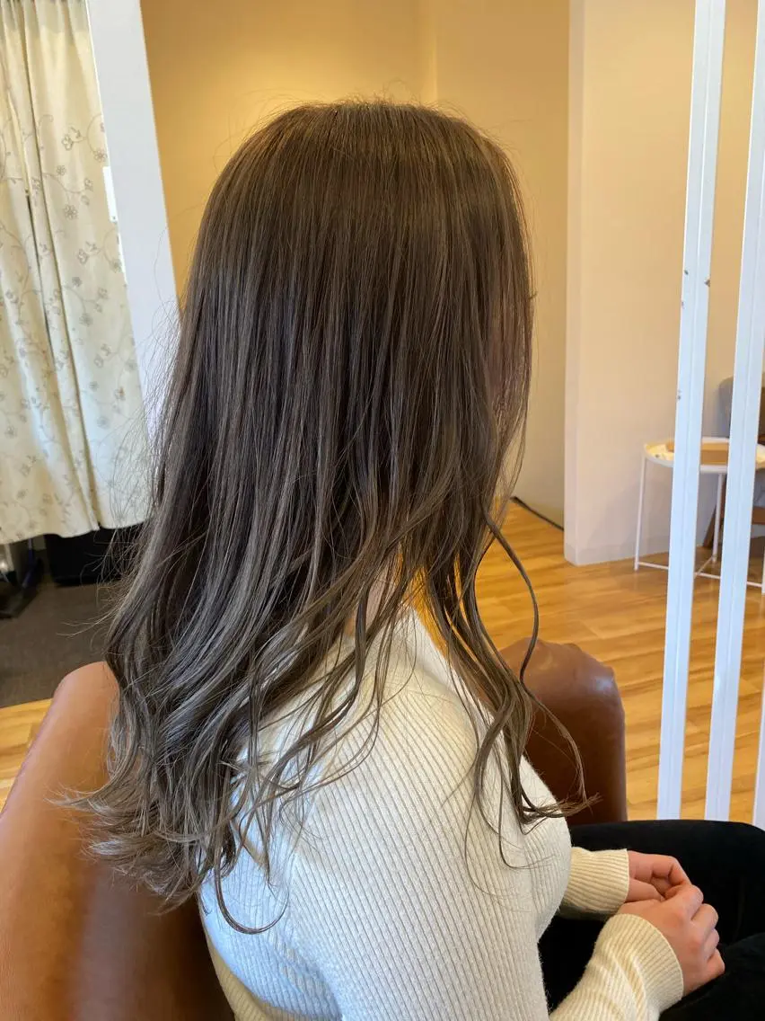 ロング カラー アッシュ シルバー シルバーアッシュ 酸性ストレート/ブリ ーチなしWカラー河本のヘアスタイル