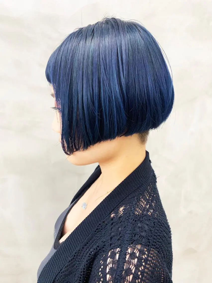 カラー ショートボブ ブルーカラー ボブ 💓パーマ，💗 レイヤーカットのヘアスタイル
