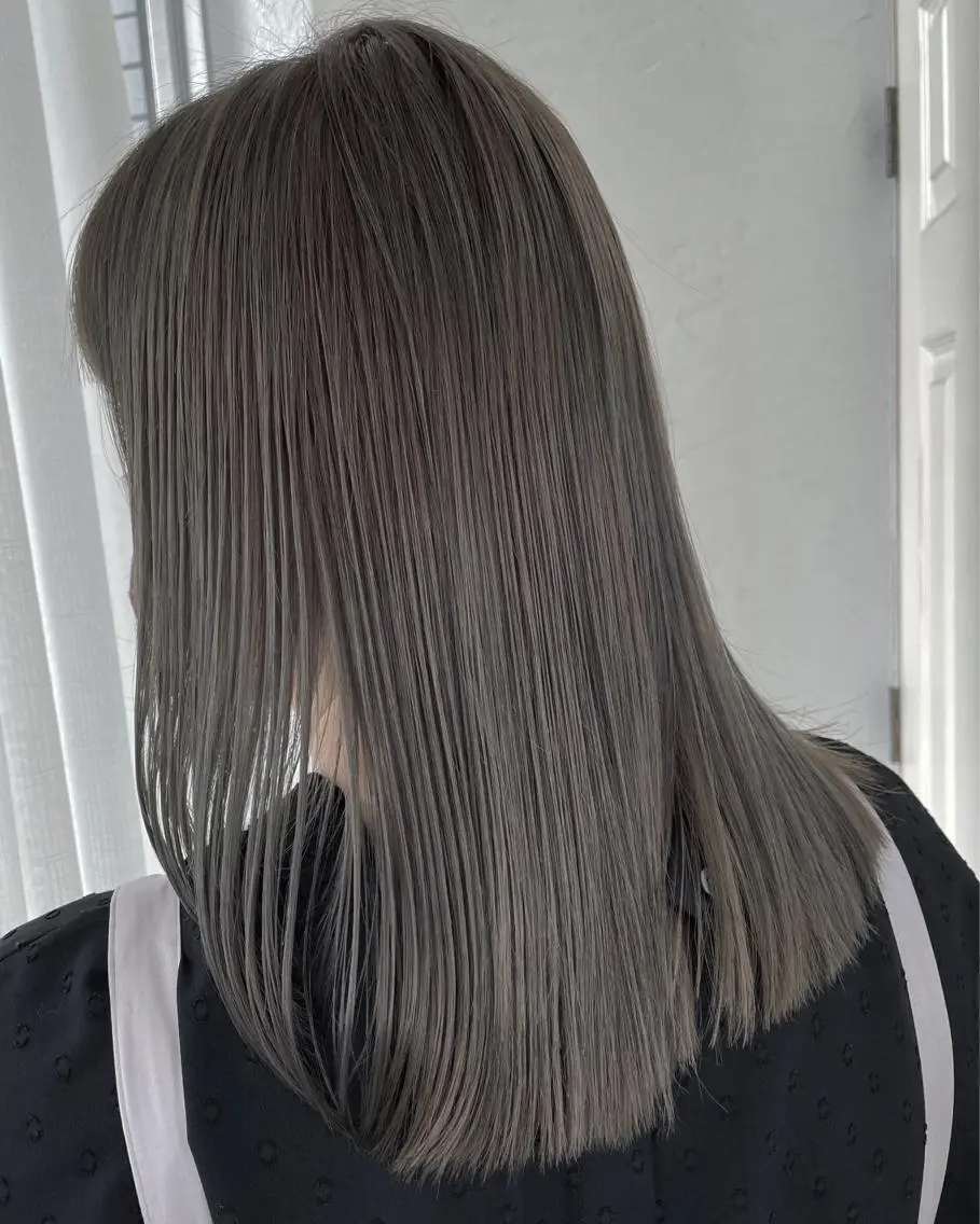 セミロング カラー ブリーチ fio マナミのヘアスタイル