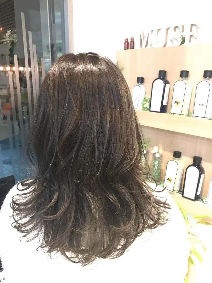 セミロング カラー ヘアアレンジ 透明感カラー グラデーションカラー ハイライトカラー ネイビーカラー ハイライト スズキ シオリのヘアスタイル