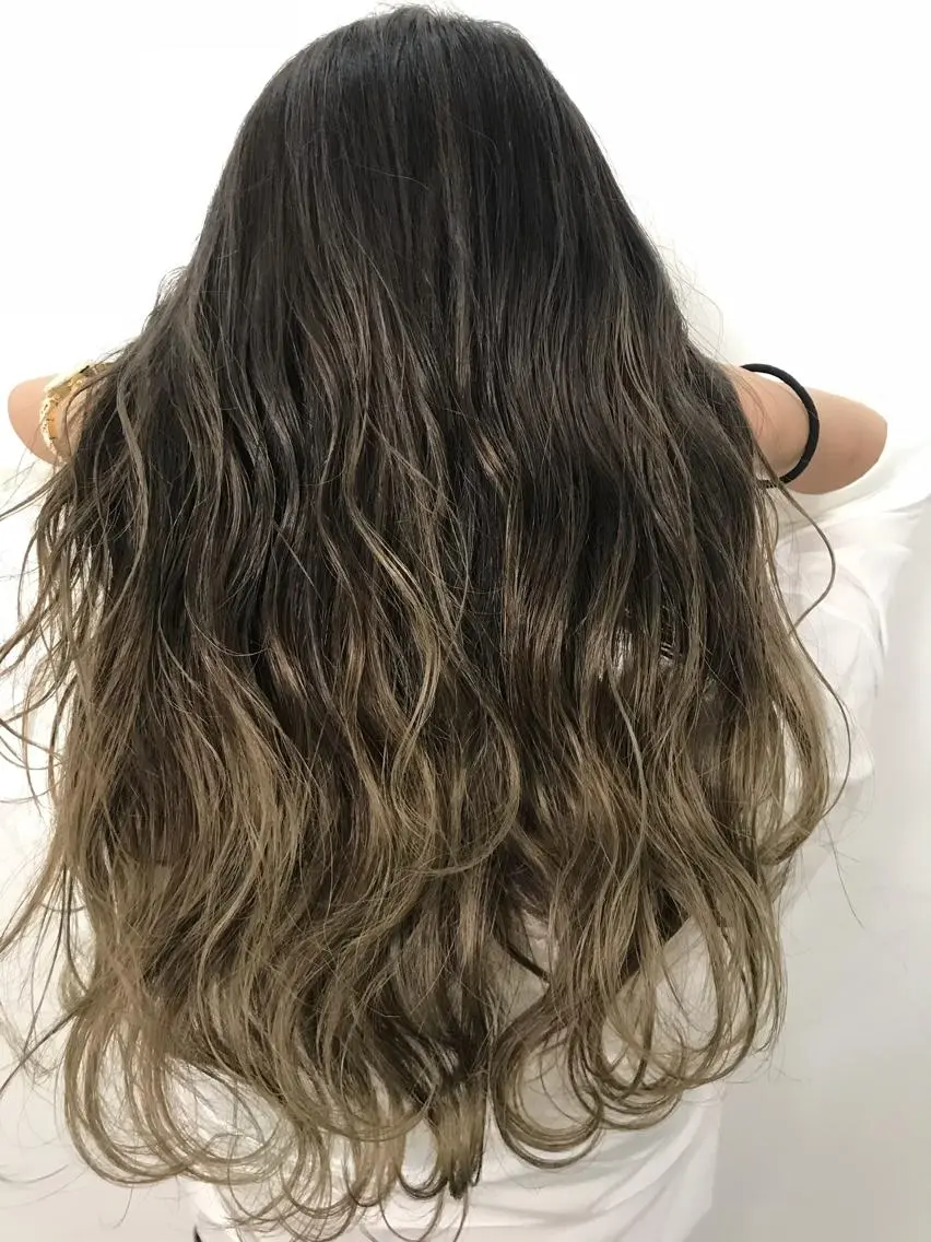 ミディアム カラー レイヤーカット 西村あきやのヘアスタイル