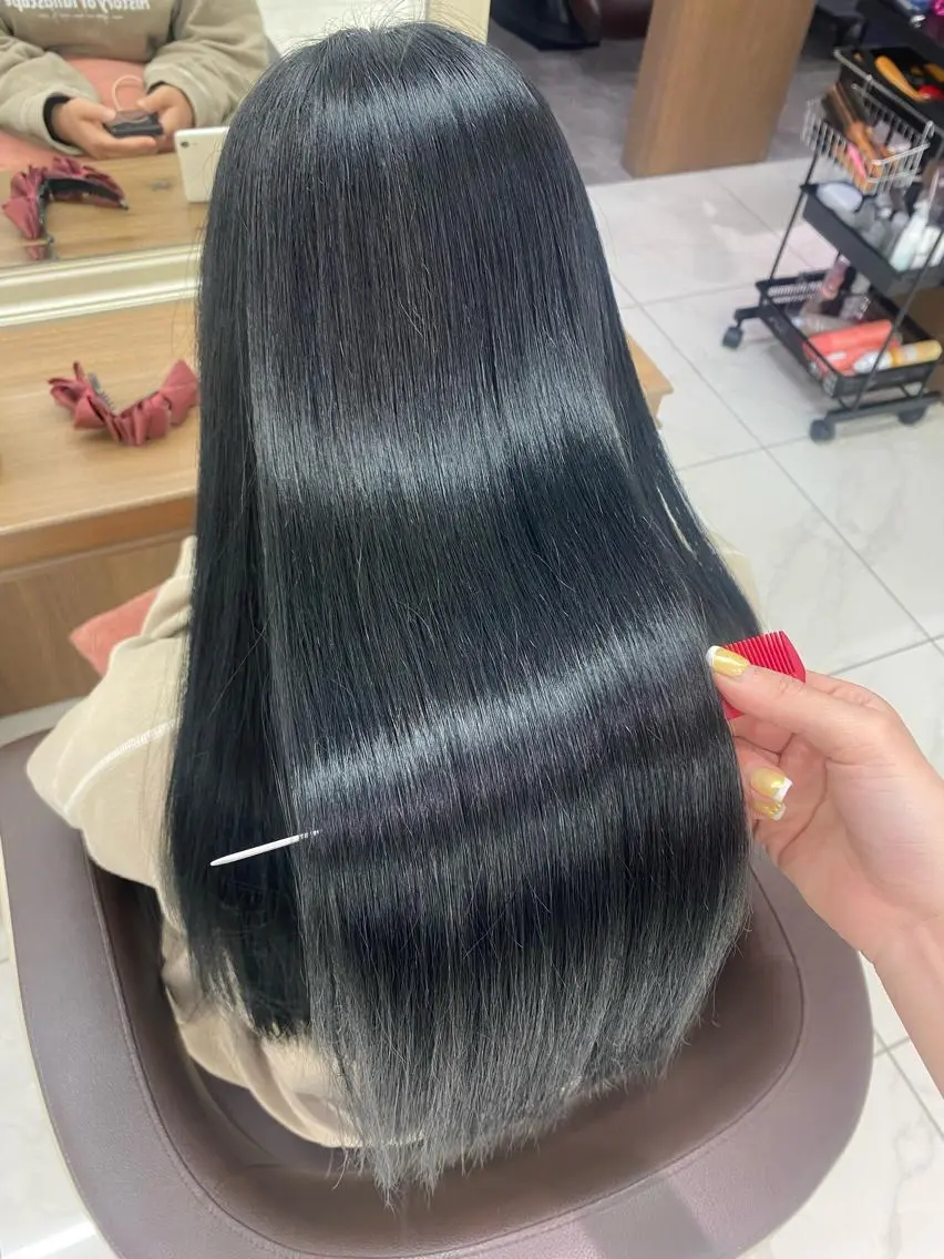 ロング カラー 黒髪 ブルーカラー ブルーブラック 長妻莉央/縮毛矯正 髪質改善カラーのヘアスタイル