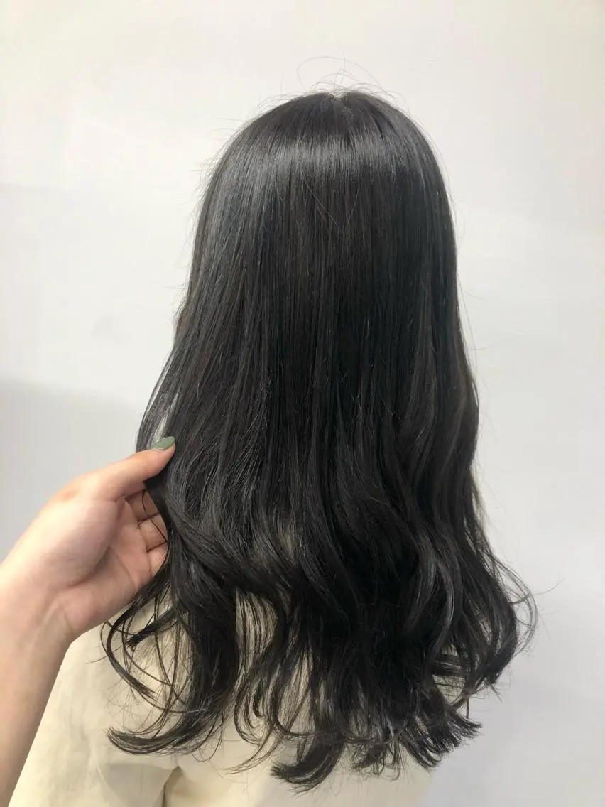 ロング 寒色/ベージュヘア ブリーチありMiOのヘアスタイル