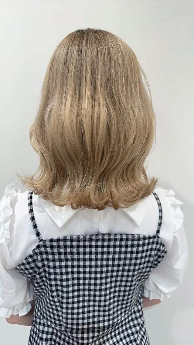 ミディアム カラー カット ヘアカラー 小顔レイヤー/ ベージュ🤍Rieのヘアスタイル