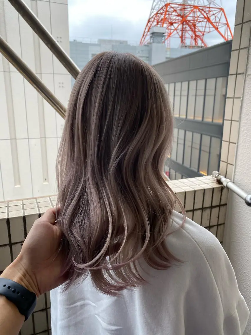ミディアム カラー ベージュカラー ホワイトベージュ ヤクシジ レンのヘアスタイル