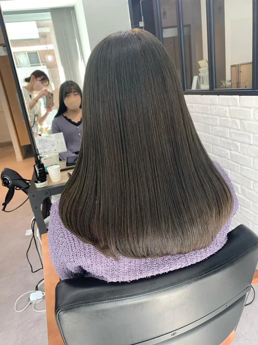 セミロング カラー パーマ ヘアアレンジ メンズ キッズ ネイル マツエク・マツパ アイブロウ カット ヘアカラー レイヤーカット／ 巻ける縮毛矯正のヘアスタイル