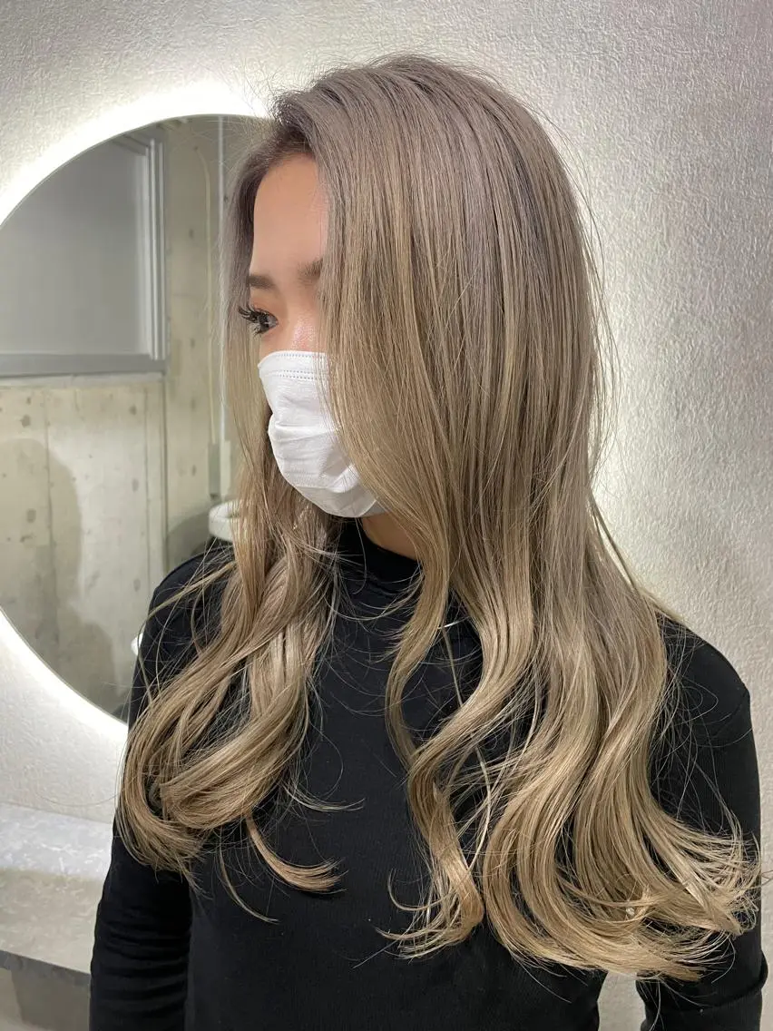 ロング カラー ベージュカラー ミルクティーベージュ 艶髪／ハイトーン ブリーチ／髪質改善のヘアスタイル