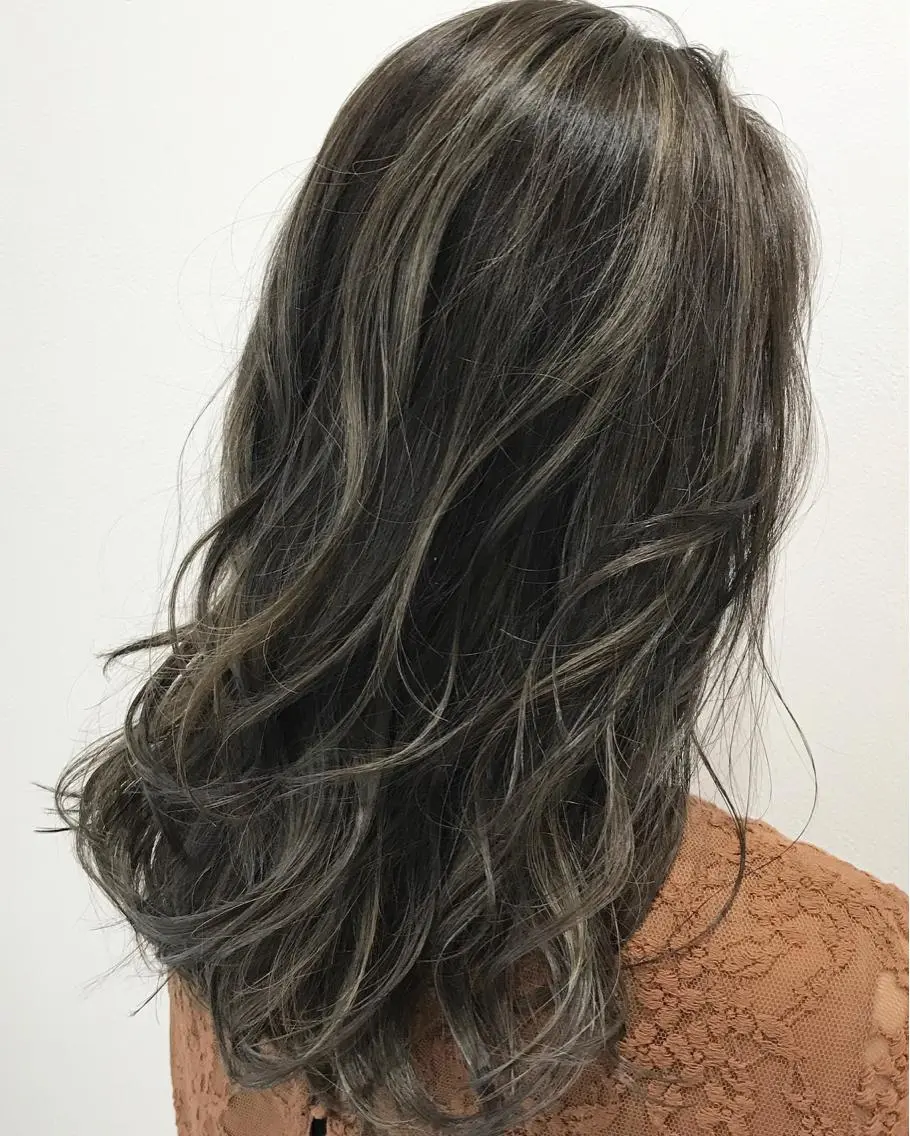 セミロング カラー アッシュ アッシュグレー ハイライトカラー ハイライト 若杉 諒のヘアスタイル