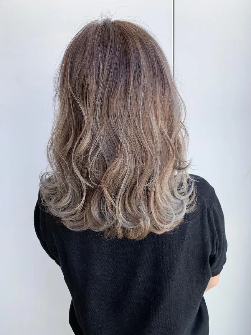 ミディアム カラー バレイヤージュ ハイライトカラー ハイライト レイヤーカット ヘアカラー トリートメント Beach 代表 KENTAのヘアスタイル
