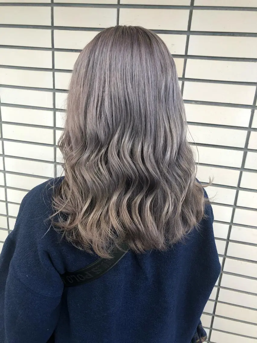 セミロング カラー ベージュカラー ブリーチ ラベンダーカラー ラベンダーベージュ ヘアカラー 🤍2nd🤍田所 美希のヘアスタイル