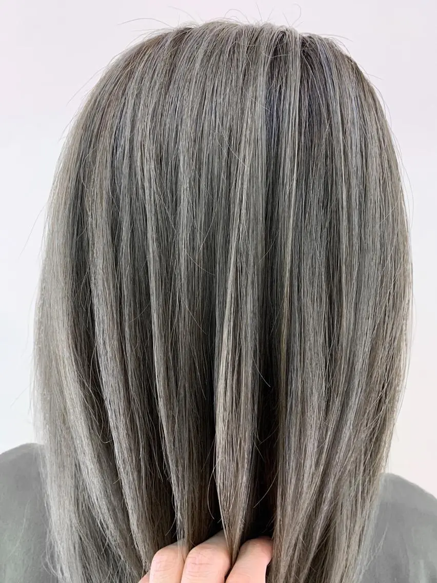 セミロング アダチ コウスケのヘアスタイル