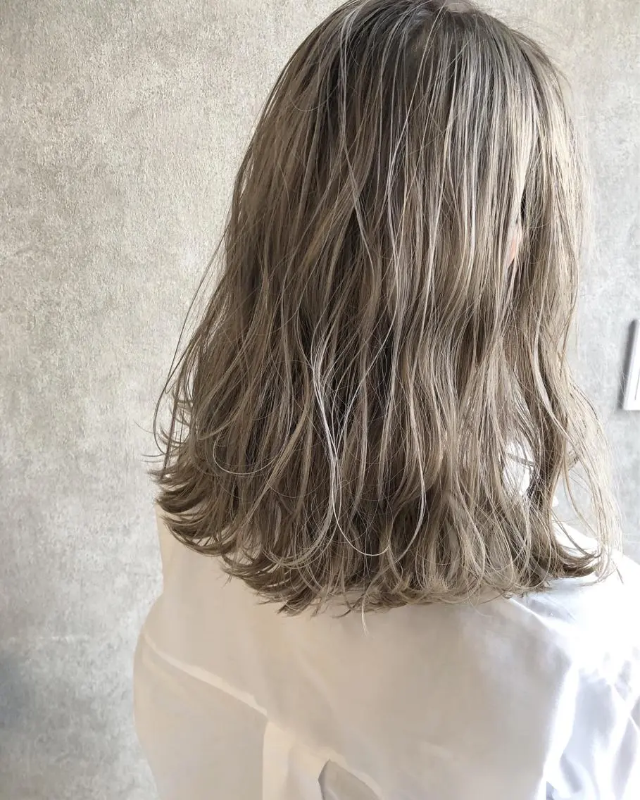 ミディアム カラー カット ヘアカラー トリートメント 顔周りレイヤーカット ブリーチminamiのヘアスタイル