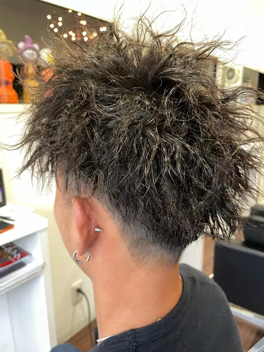 ショート パーマ メンズ メンズブリーチ フェードカット メンズハイライト メンズインナーカラー マッシュ シンヤヘアーズ 泉大津本店のヘアスタイル