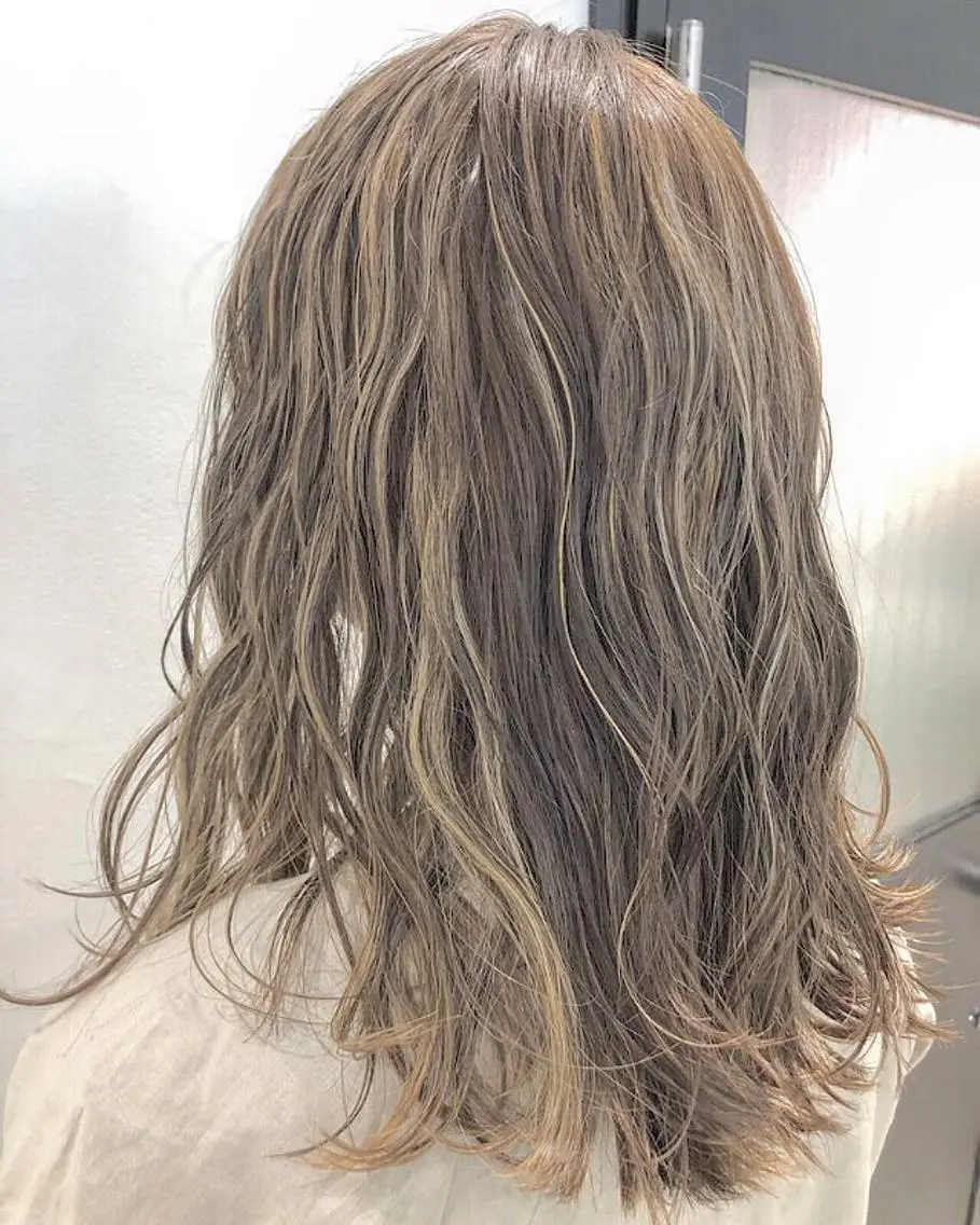 セミロング カラー ヘアアレンジ ベージュカラー ハイライトカラー ミルクティーベージュ ハイライト エグチ アキラのヘアスタイル
