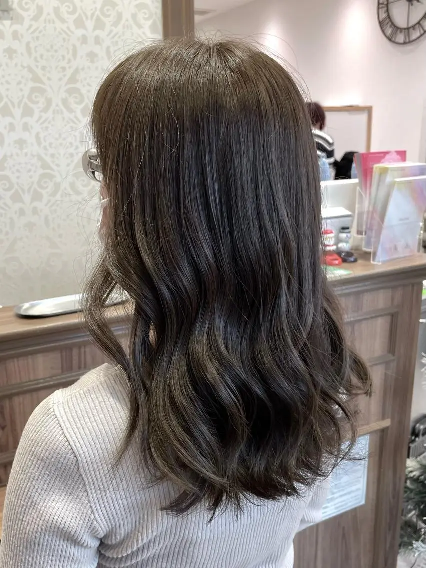ロング カラー グレージュ ナカタケ ユウのヘアスタイル