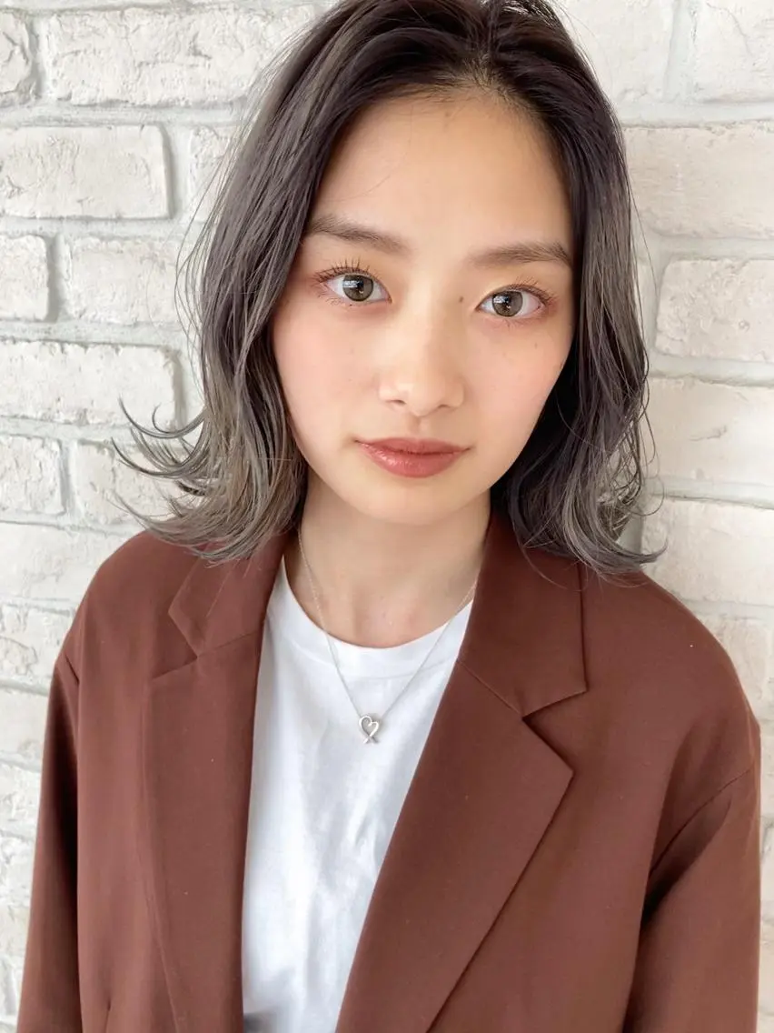 セミロング あやかショート 白髪ぼかしのヘアスタイル