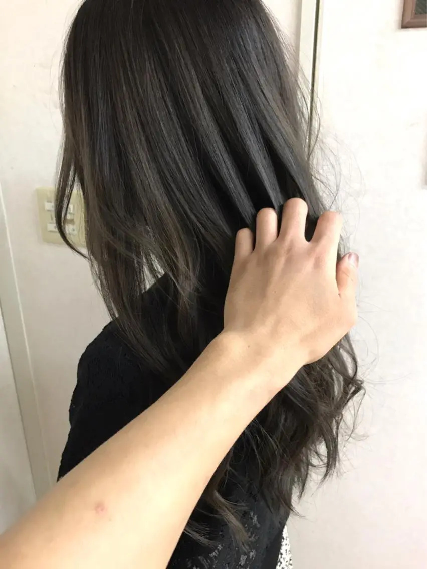 セミロング カラー パーマ アッシュ アッシュグレー アッシュグレージュ ブリーチ グレージュ ヘアカラー 三輪 太一のヘアスタイル