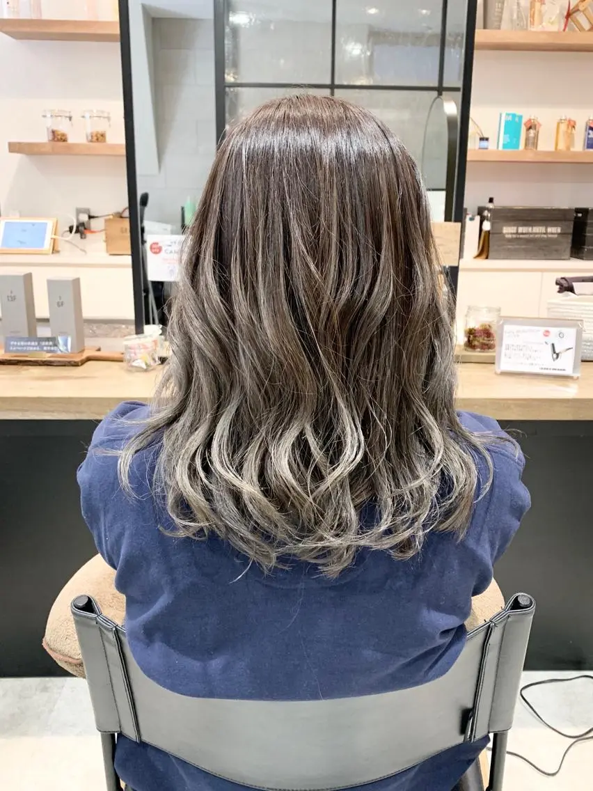 ミディアム カラー ヘアアレンジ バレイヤージュ グレージュ レイヤーカット カット ヘアカラー トリートメント 似合わせレイヤー/ 美髪縮毛矯正/ミナエのヘアスタイル