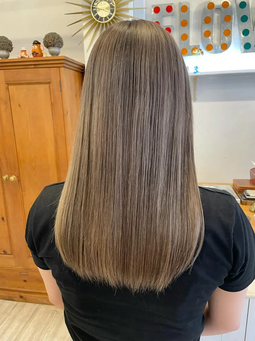 セミロング カラー ブリーチ ケアブリーチ ダブルカラー インナーカラー 推し ブリーチ 髪質改善のヘアスタイル