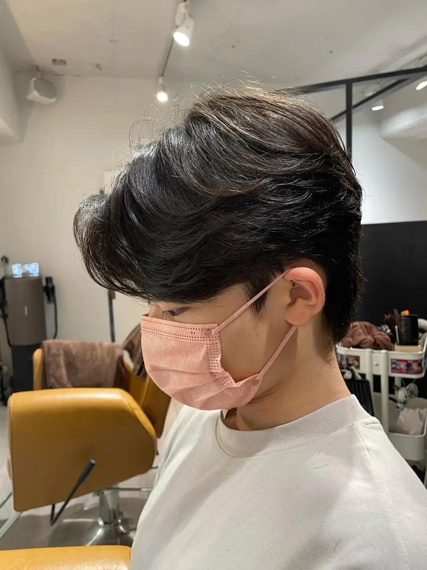 ショート メンズ センターパート ダウンパーマ メンズハイトーン カルマパーマ メンズ韓国風 カット パーマ key キーのヘアスタイル