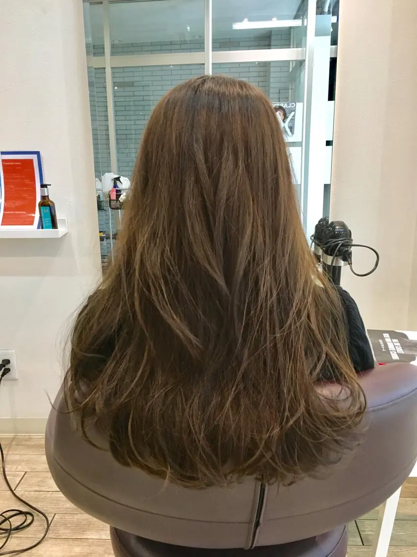 ロング カラー ベージュカラー フォギーベージュ ロング 中村 よしひでのヘアスタイル