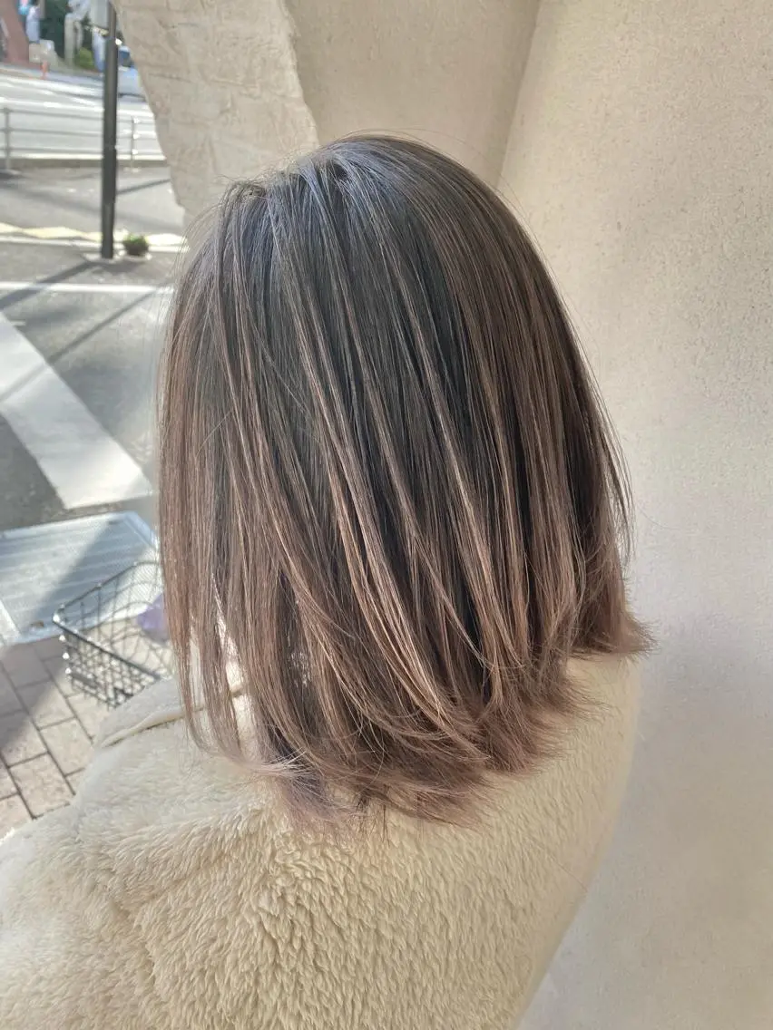 ミディアム レイヤーカット バレイヤージュ 隅中秀弥のヘアスタイル