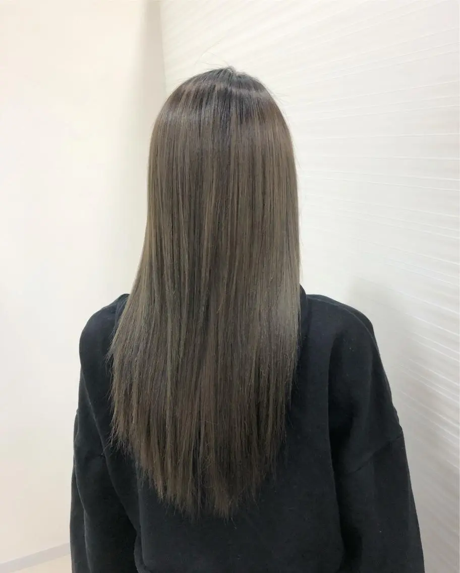 セミロング カラー アッシュ アッシュグレー アッシュグレージュ グレージュ 得能 雅人のヘアスタイル