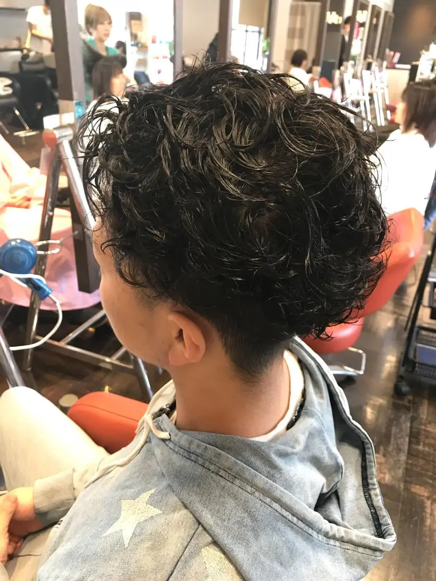 ショート パーマ メンズ メンズパーマ ツーブロック ショートヘア カット パーマ デザインカラー🌈 高木リョウのヘアスタイル
