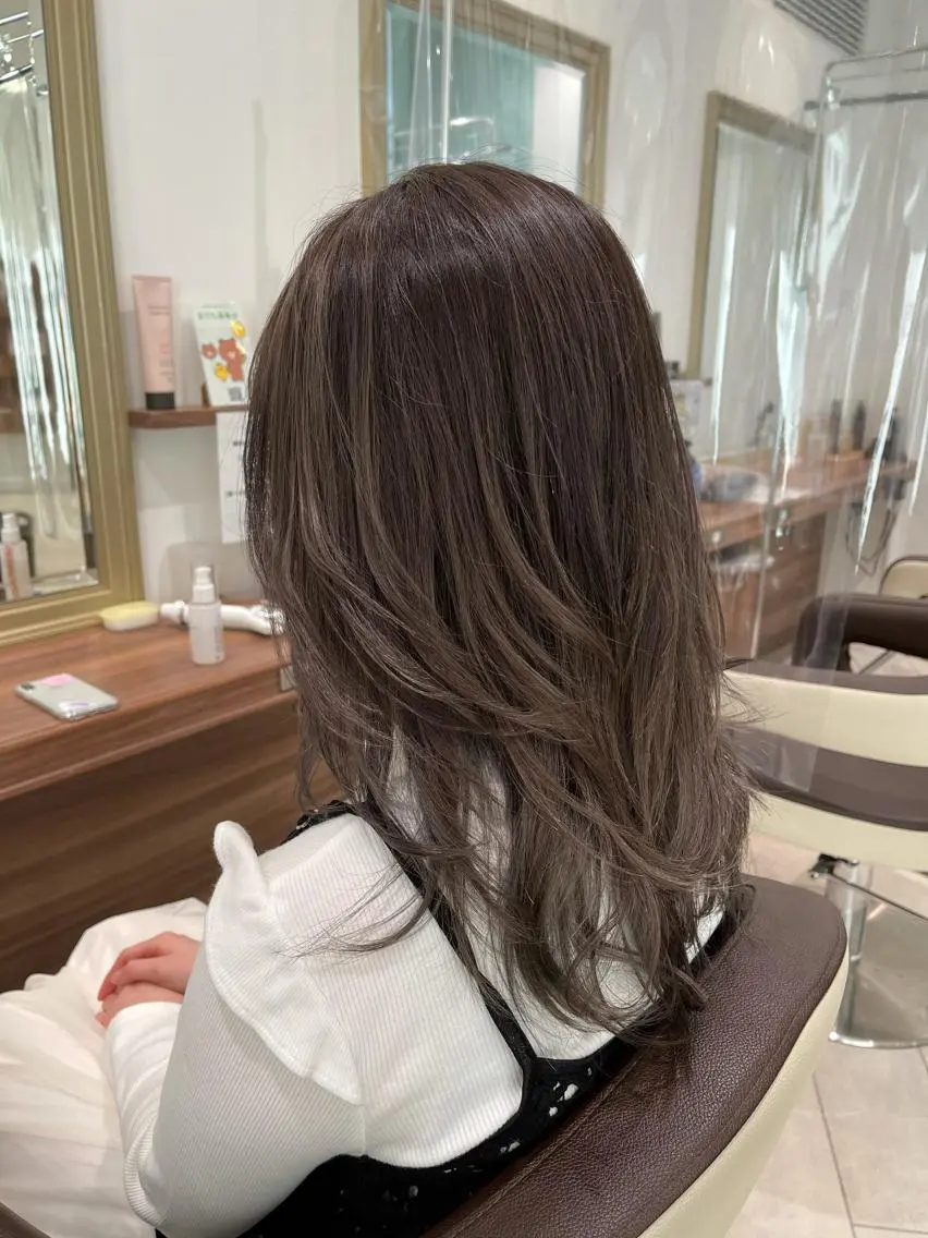 セミロング カラー 透明感カラー ダークグレー ダークグレージュ グレージュ カット ヘアカラー トリートメント 左藤 翔平のヘアスタイル